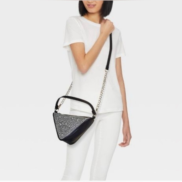 Triangle Crossbody Bag - Wild
Fable Black - Picture 1 of 8